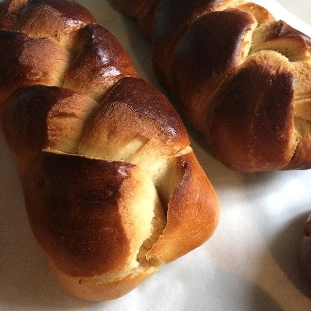 cookwithlocals's tweet photo. #Tsoureki is a #traditional #Greek #Easter #bread, main ingredients are #flour, #milk, #butter and #sugar and commonly seasoned with orange zest, mastic resin or mahlab. ph:https://t.co/S7gfM0JCUs  #greekeaster #sweetbreads #Greece #privatechef #cookingclass #MasterChefIt #eat https://t.co/4RbQwmMsAF