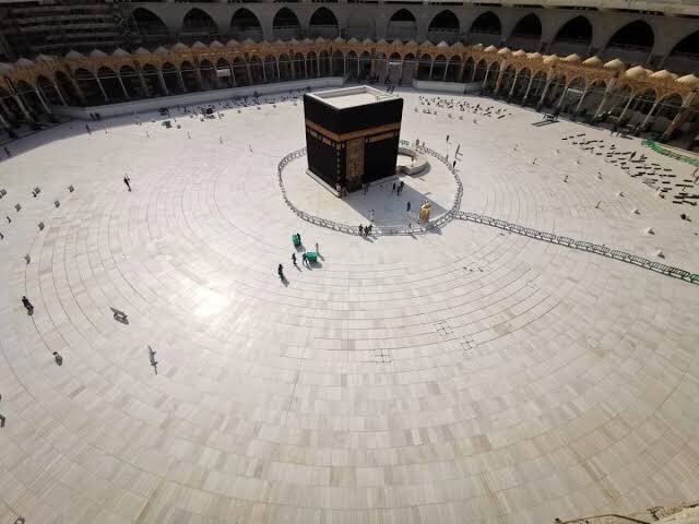 Kalplere ok gibi saplanan bir yalnızlık. Dünyamı durdu yoksa kalbimizmi? 1400 senedir hiç bu kadar yalnız kalmamıştın.. 🕋❤️ #Kabe