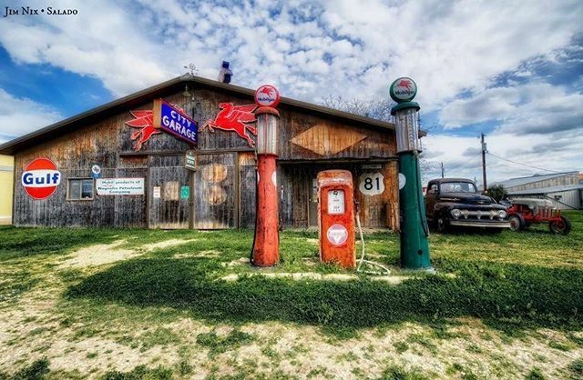 TxBrazosTrail's tweet photo. Roadside gem and a nod to the past- City Garage in Salado, Texas. 📸: Jim Nix https://t.co/S8WMdw12TW https://t.co/DygnL2vUvk