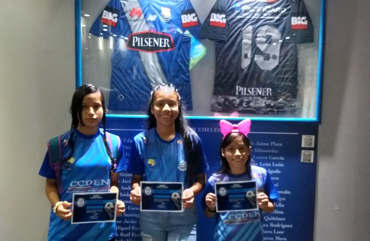 Muchas gracias al grupo femenino de la Liga Deportiva CCDENI Ecuador por venir a visitarnos. 🙋‍♂️
¡Felicidades a las ganadoras de la #triviazul!
#Emelec #Emelecista #DelBombilloSoy