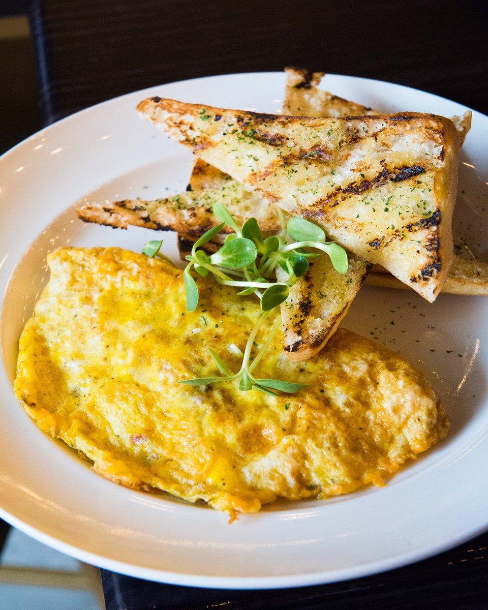 foodienationtt's tweet photo. The weekend brunch, lunch and more at #BuzzBar's C3 Centre location are to-die-for! 🥰 From pancakes to pasta, steak to seafood, their food offerings have been getting as much rave reviews as their classic cocktails. 🔥 #ad https://t.co/q1guqDyECE