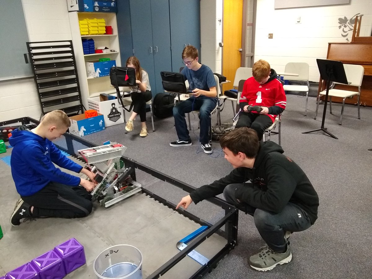 MVRobotics43050's tweet photo. Work night for Ohio Vex Robotics Competition MS State Championship #43050Yeet #43050E #TeamMVMS https://t.co/9L8nDoVd0G