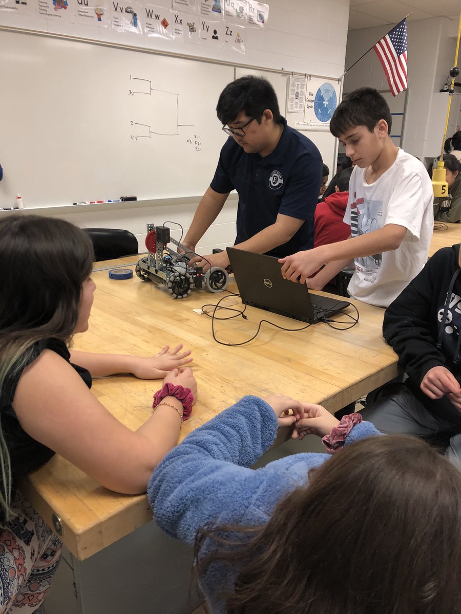 ms_vsez's tweet photo. #teamfccps, @BIEPartnership, @FCEFoundation, @envisionexp , MEHMS HERO Club explores how to program a bot to pick up a water bottle https://t.co/oCVUiJuuTS