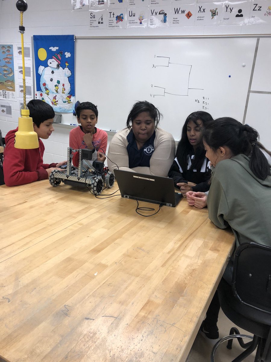 ms_vsez's tweet photo. #teamfccps, @BIEPartnership, @FCEFoundation, @envisionexp , MEHMS HERO Club explores how to program a bot to pick up a water bottle https://t.co/oCVUiJuuTS