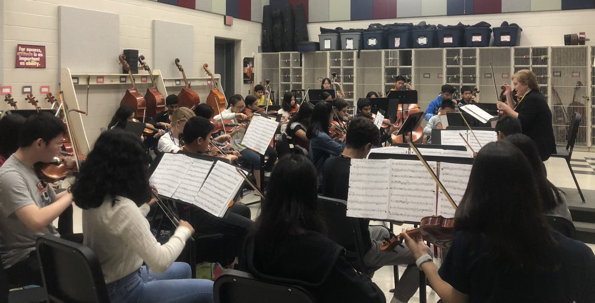 FSMSOrch's tweet image. Thank you, Ms. Lydia Feazell for working your magic with the Sinfonia, Chamber, Camerata, and Concertino orchestras! #SaveButton #UILSeason