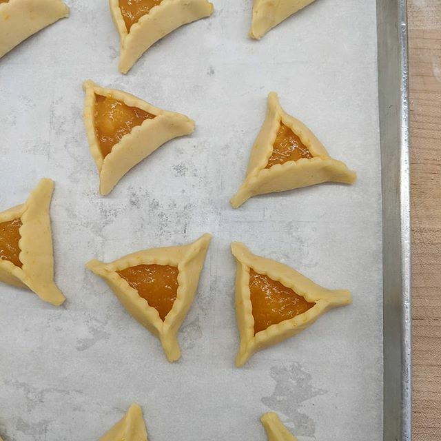 apricot-pineapple hamentaschen shaping session ift.tt/2Totaf4
