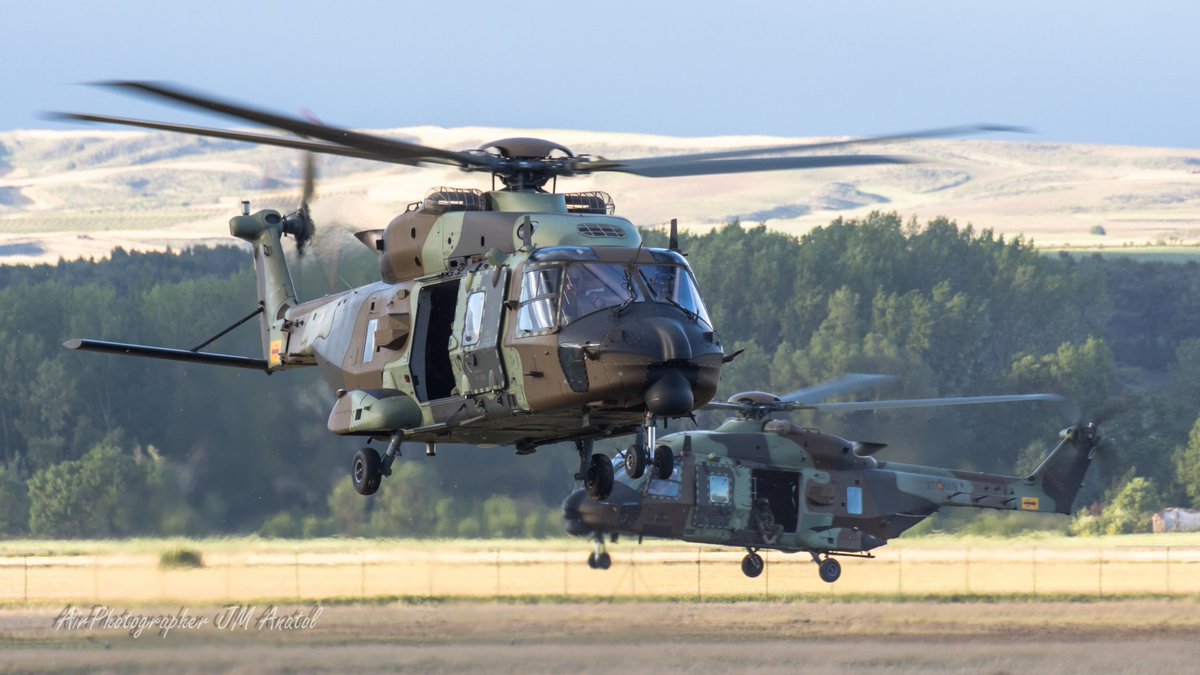 jmanatol's tweet photo. #BuenasNoches
Tras un entrenamiento combinado del #RI67 con los caballeros del #BHEMA_III y sus @AirbusHeli #NH90 #Caiman, ambas unidades del @EjercitoTierra , vuelven a base #BAAgoncillo para descansar
#aspas #rotor #helicopter
#Goodnigth #2en1 #spotters #avgeeks https://t.co/xYtc6CuAWd