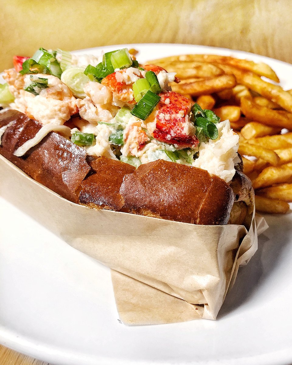 All the 😍heart eyes😍 when you order this Lobster Roll with a side of fries at Hook Line & Schooner!    #atlantarestaurants #lobsterroll