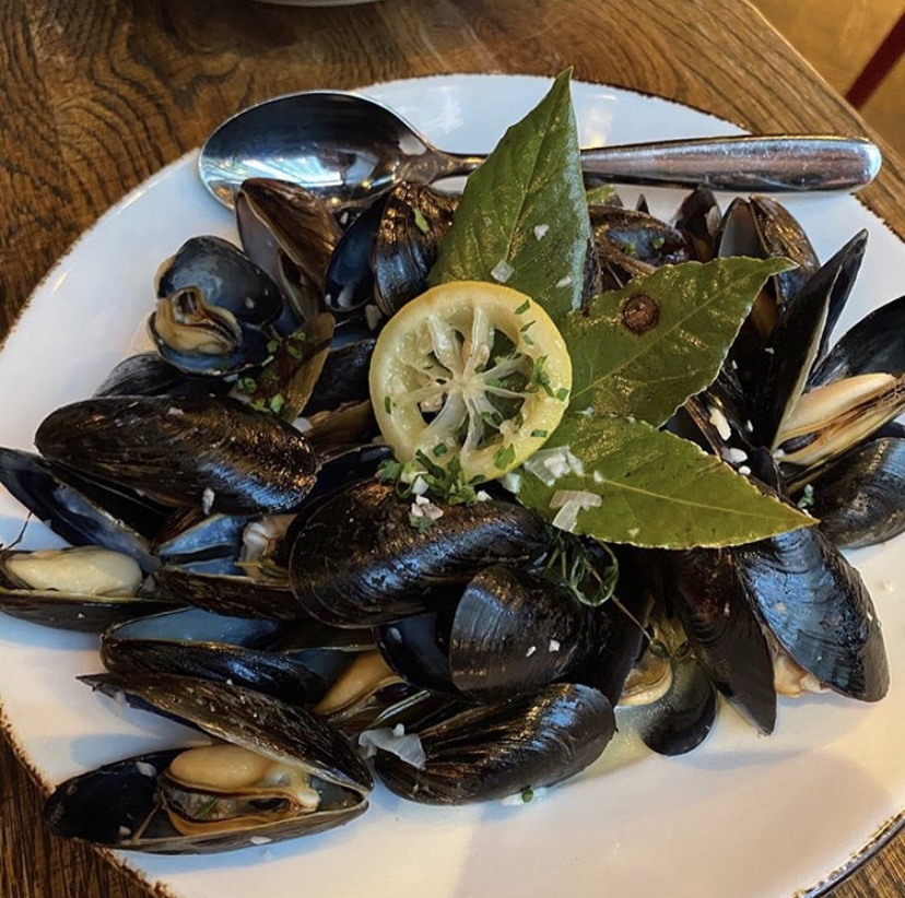 It’s almost the weekend and all you can eat mussels night-a perfect combo 
📸 IG user iremstudio 
#troquetchi #frenchbistro #mussels #moulesfrites #allyoucaneat