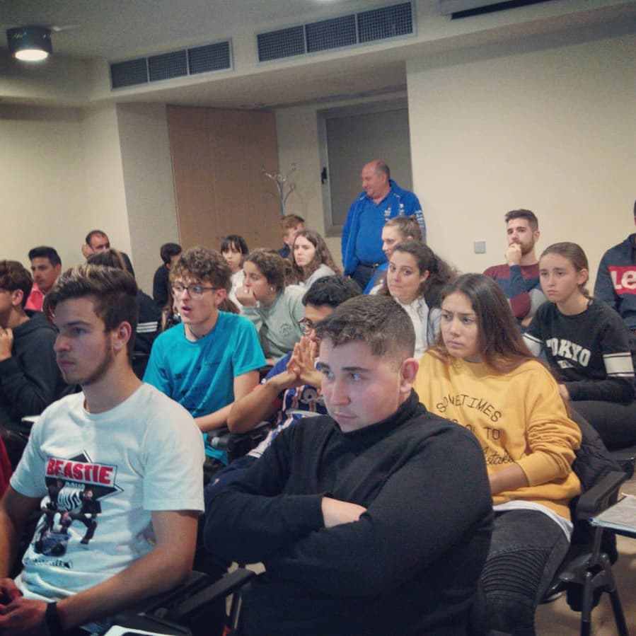 Seguimos sin parar con el curso de árbitro aspirando❕❗💪💪

En la nueva sesión de hoy nuestros compañeros <a href="/davidgallego77/">david gallego</a> y <a href="/ManuBarrera1023/">Manu Barrera</a> han explicado las reglas 14 que es la referente a los lanzamientos de 7⃣ mts ⚽🥅