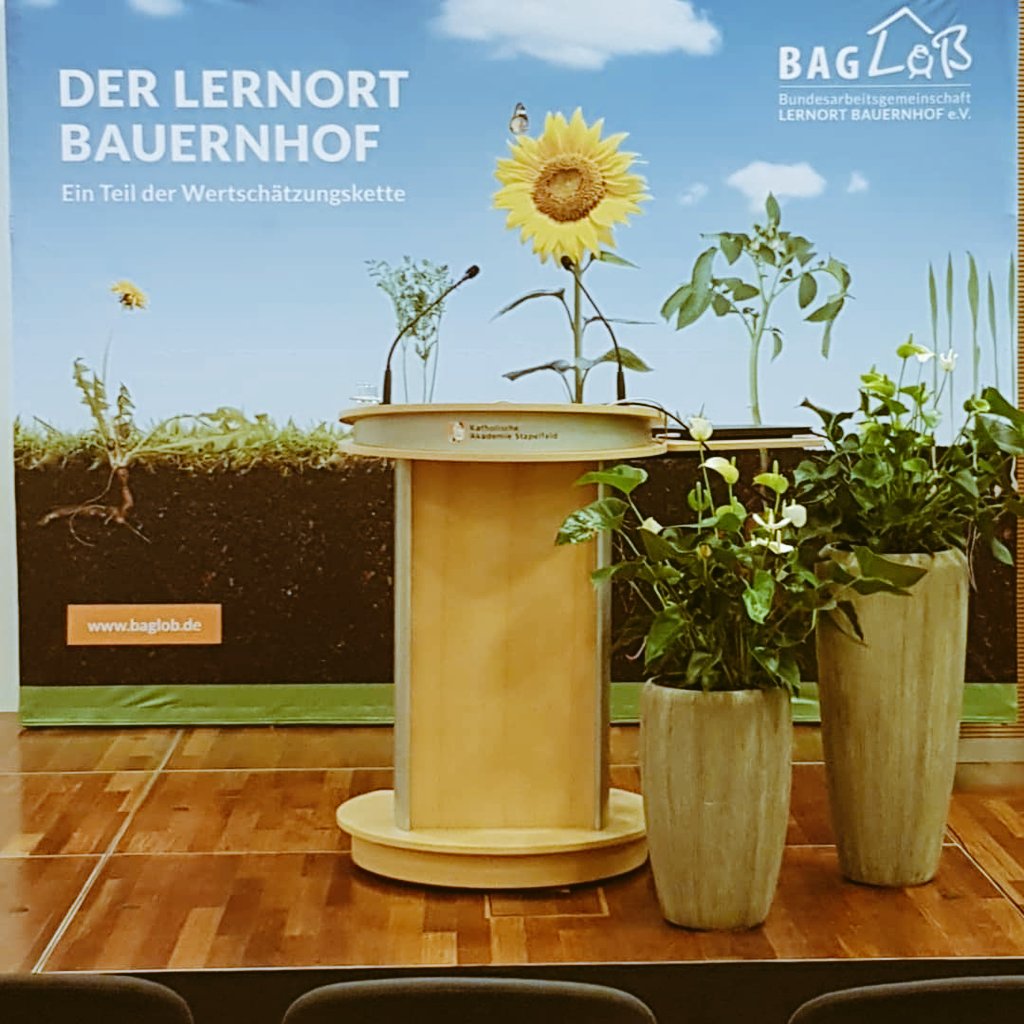 baglob_ev's tweet photo. #UPDATE nach 10 Jahren. Neues Präsentationsmotiv und #Claim: "Der Lernort Bauernhof - Teil der #Wertschätzungskette" zur Bundestagung #Lernort #Bauernhof erstmals im Einsatz.  #Buta2020 #lernortbauernhof #baglob #agrar #schule  #bildung #pädagogik #Landwirtschaft @bmel @agrarPR https://t.co/arvEhba9am