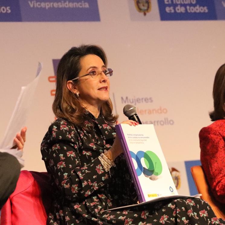 ViceColombia's tweet photo. #ForoM| La creación de programas del cuidado cumple con los estándares de equidad, mejora calidad de vida, y aporta al crecimiento laboral de las mujeres: @Ginariano, Secretaria General de OISS #MásMujeresMejorEconomía https://t.co/hjT7E8l2WQ