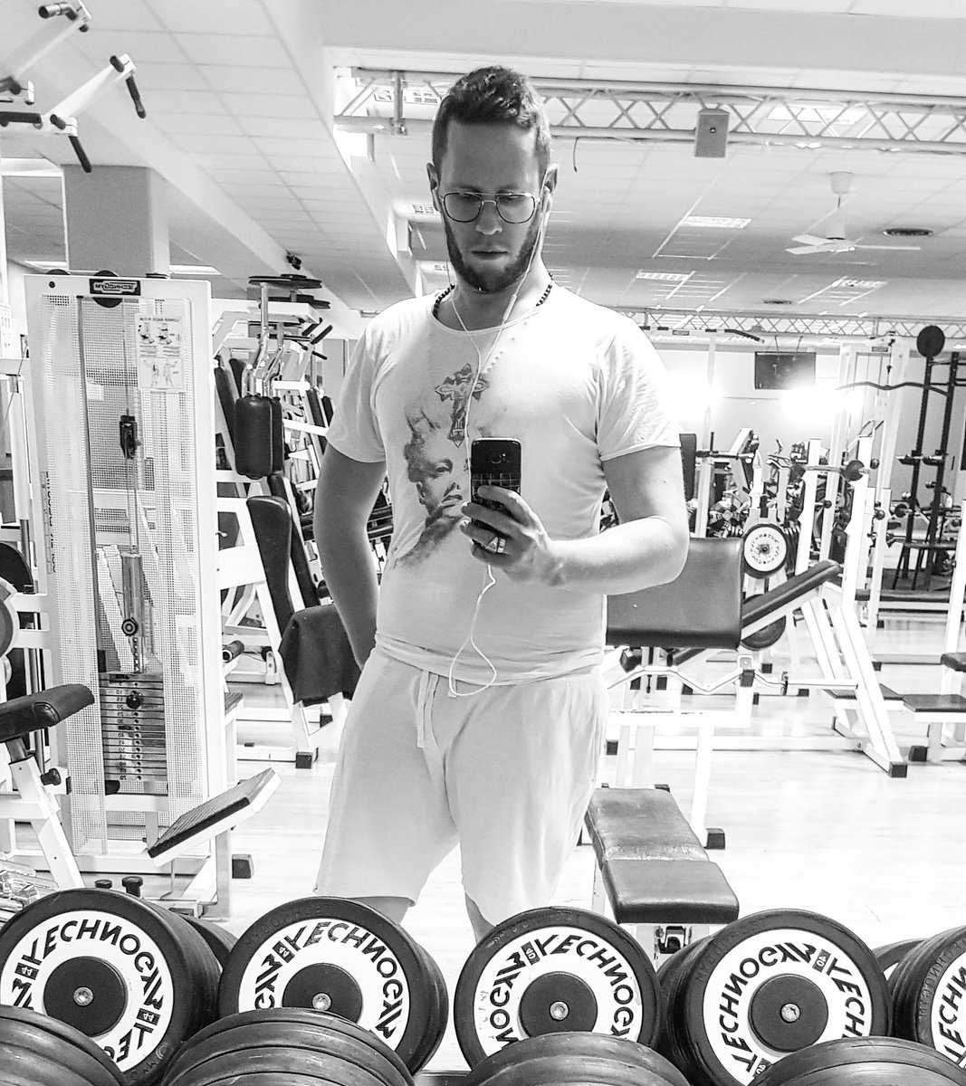 Daniele36554122's tweet photo. Prima foto selfie ufficiale...
#palestra #FitnessMotivation
#Treviso #Fitmuscle #muscle #Sudore #Scaricolostress #Stressout https://t.co/UXxDCY40Lx