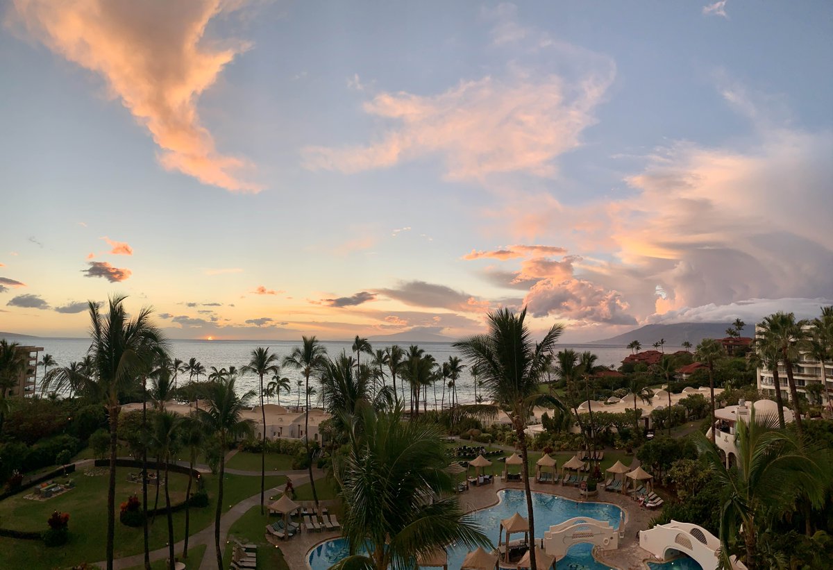 RedlineRafting's tweet photo. 🎶 Bodies in the sand 🏖 tropical drink melting in your hand🍹 🎶 
#tbt #sunset #tropical #travel #paradise #fairmont #kealani #wailea #maui #hawaii #southside #hootsuite #humbletours #redline #redlinerafting https://t.co/kOtqggNPSz