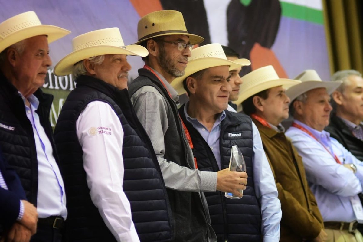 mrikelme's tweet photo. En #Torreón, inauguramos el Encuentro Nacional de Ganaderos Lecheros y Productores Agrícolas #ENGALEC 2020, en el que participan autoridades, empresas y organizaciones del sector productivo de México, y se demuestra una vez más el potencial de la #ComarcaLagunera. ¡Enhorabuena! https://t.co/bZxlOXFPGW