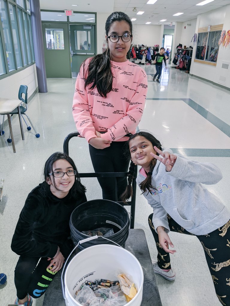 musicroom110's tweet photo. These student leaders helped prepare our batteries for recycling. Way to go girls! @Cooksvilleps @rawmaterialscom #osbrc https://t.co/CPmzHF4W54