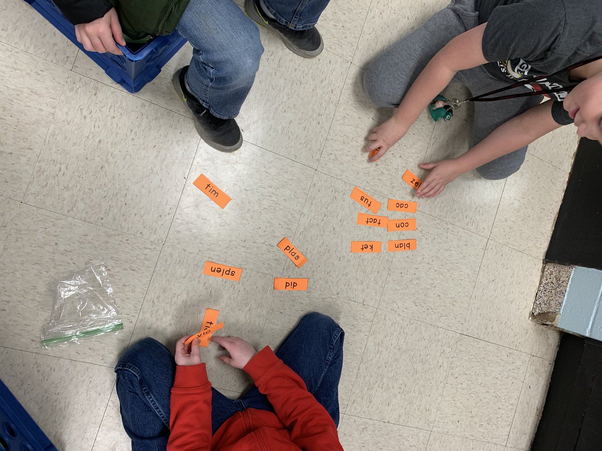 jlwilliams2015's tweet photo. Putting syllables together to make words @Centralnews1917 @gingerhenshaw https://t.co/OmLYmOajbl