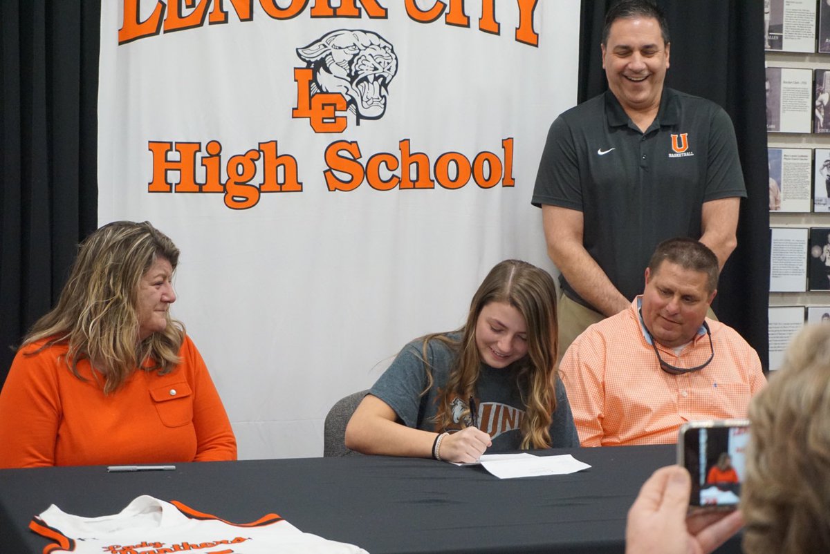 ciara_uphoff's tweet photo. so blessed to now officially be apart of the bulldog family!🧡 #RepTheU @bkbcoach300 https://t.co/72SxClGzrF
