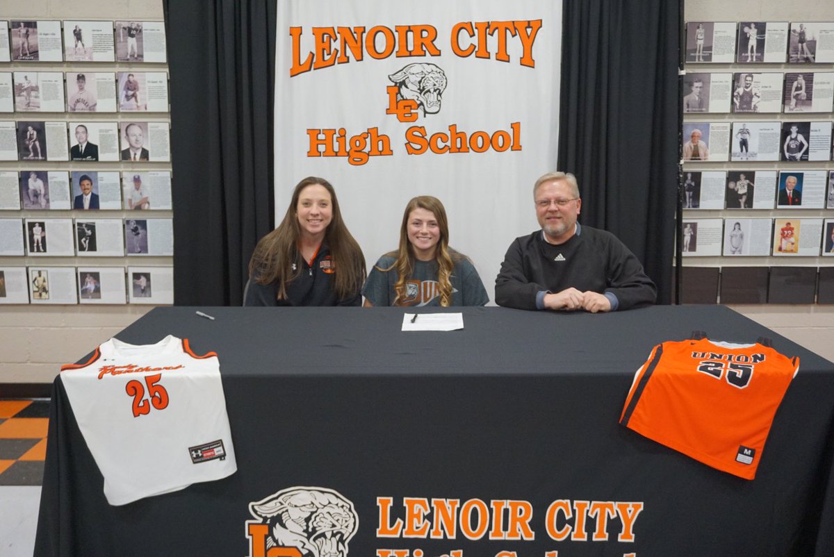 ciara_uphoff's tweet photo. so blessed to now officially be apart of the bulldog family!🧡 #RepTheU @bkbcoach300 https://t.co/72SxClGzrF