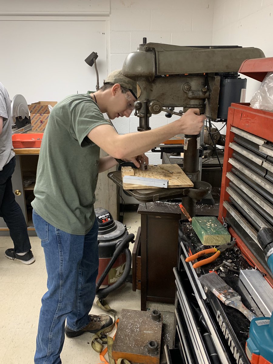 DeSoto73's tweet photo. The Robotics team is working hard getting ready for competition next week! @DeSotoHS73 @robotics_dragon https://t.co/6EU1CykZOb