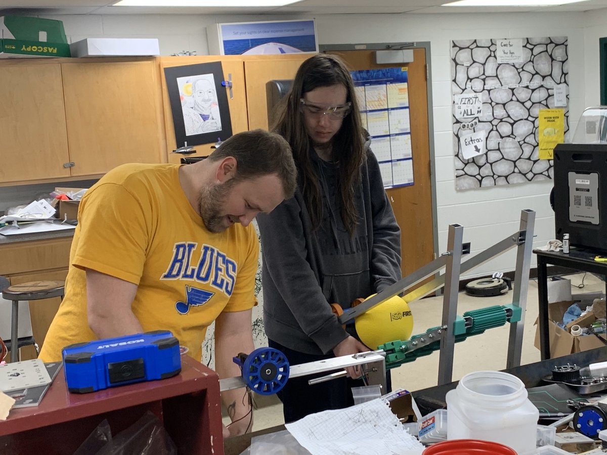 DeSoto73's tweet photo. The Robotics team is working hard getting ready for competition next week! @DeSotoHS73 @robotics_dragon https://t.co/6EU1CykZOb