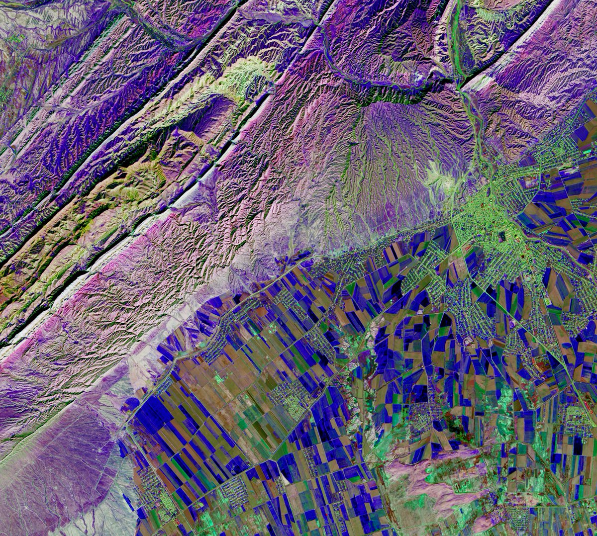 ApolloMapping's tweet photo. Check out this shot of some irrigation fields along rivers in southern Uzbekistan. Truly a piece of art... Thanks to @USGS_EROS #EarthAsArt gallery for sharing.

📸🛰️ -> #Landsat8

https://t.co/F1OOm37yxe

#USGS #USGS_EROS #NASA #Landsat #SatelliteImagery #GIS #ApolloMapping https://t.co/7ycwu9eJLX