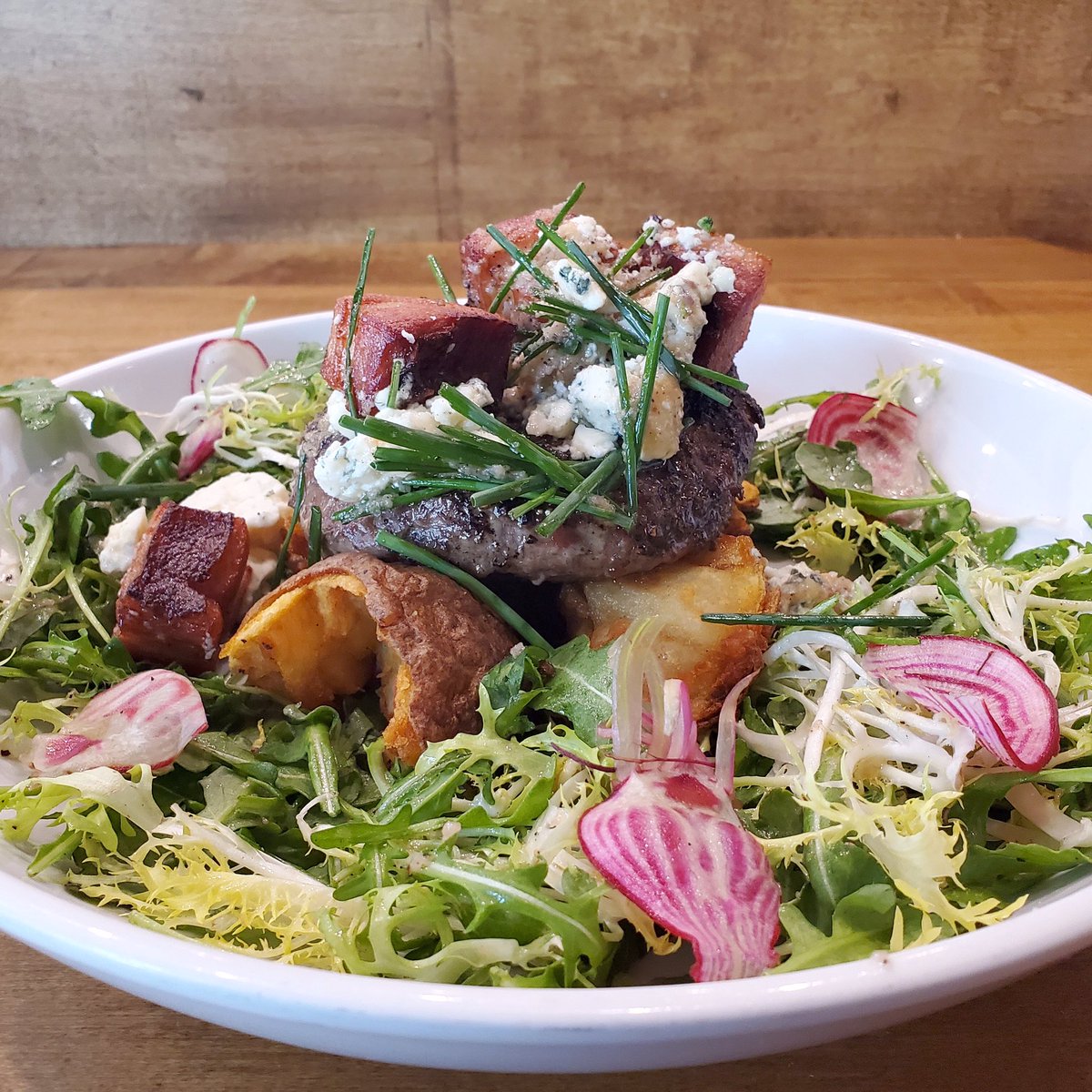 TheMarVista's tweet photo. Hmm... Should I order a burger or a salad for lunch? Well, at The Mar Vista, you can have both. Introducing, the Burger Salad. Complete with: Blue Cheese • Bacon • Torn Potatoes • Arugula https://t.co/GzClGpA3Wa