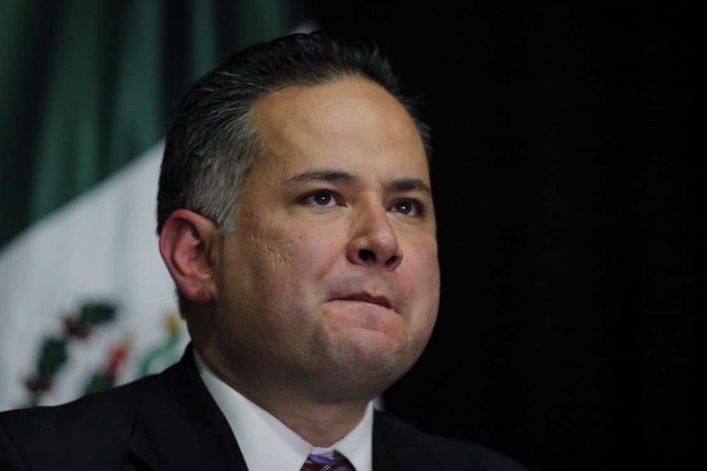 breaking_mx's tweet photo. Todo proveedor del gobierno mexicano será revisado por Santiago Nieto 🔍😎

No podrán obtener contratos empresas ligadas a lavado de dinero o con señalamientos de corrupción. López Obrador confía en la labor de Nieto. #SantiagoNieto https://t.co/bOhYtxDX3e https://t.co/L4gRongl6o