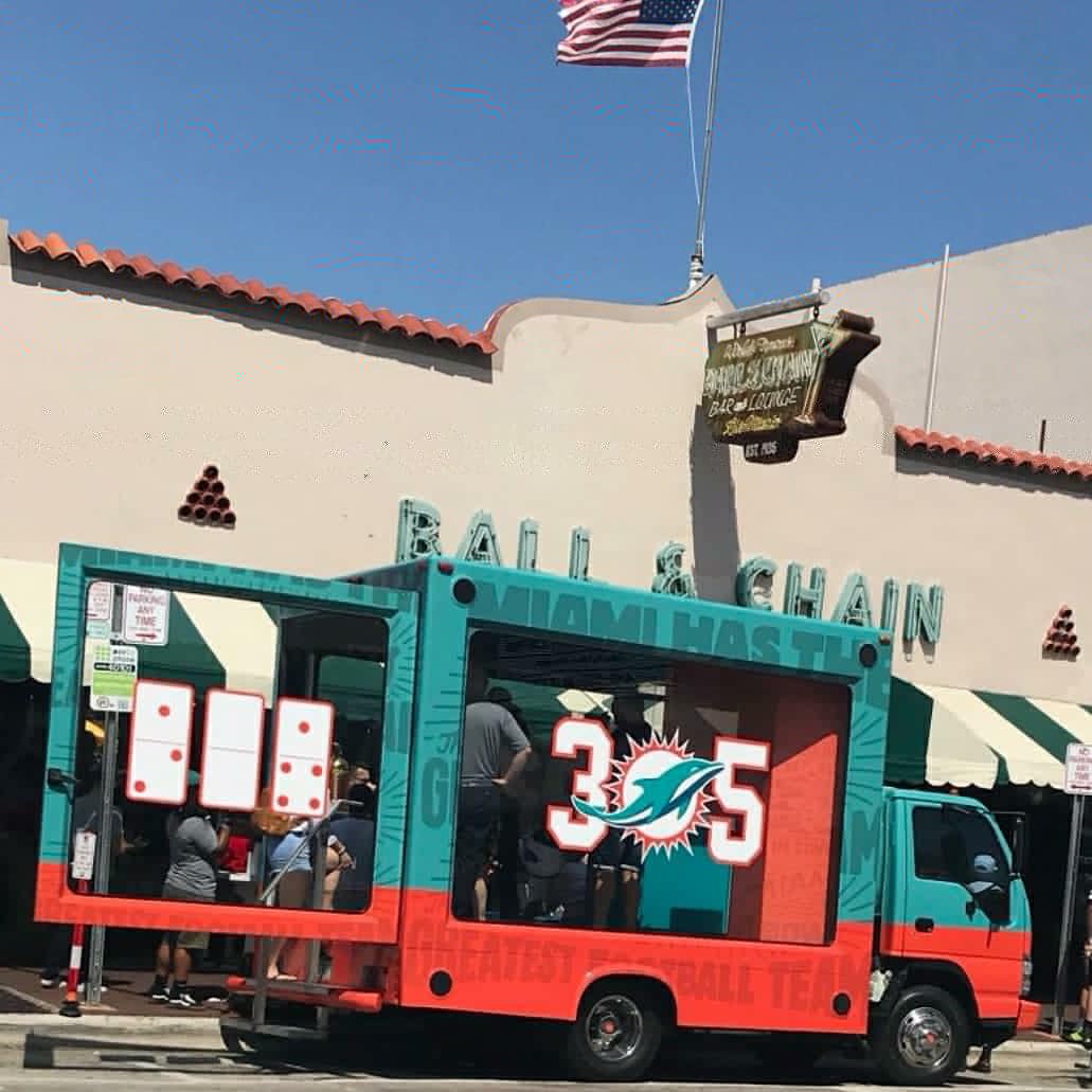 CalleOchoNews's tweet photo. #305day on Calle Ocho was a blast with @miamidolphins. Thank you for the visit!!! You know you can always do it up the right way on #CalleOcho 💃🔥🔶️
#305days #305miami #ballandchainmiami #ballandchain #miamidolphins #miamidolphinsfootball https://t.co/rXiN8ah62w