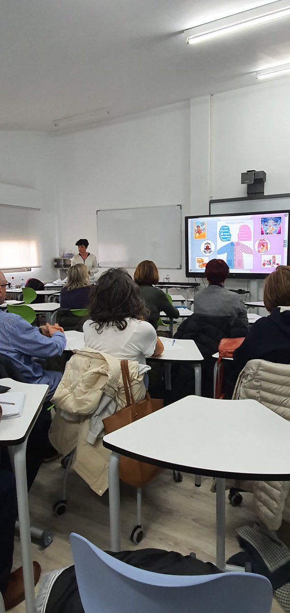cfracoruna's tweet photo. O equipo de asesores do CFR de A Coruña formándose sobre un tema de máxima actualidade. A coeducacion. Os Plans de Igualdade. https://t.co/b3zHVbjWCA