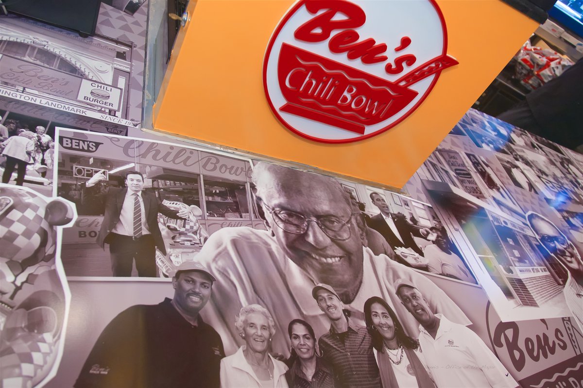 BaltCityHall's tweet photo. Today, @benschilibowl's first location in Maryland opened at @HorseshoeBmore. Mayor Young welcomes the Ali family to #Baltimore! #benschilibaltimore #buildingbaltimore https://t.co/ftQgkZ2t7c