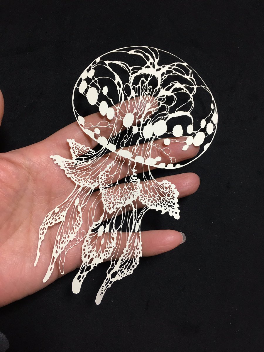 「クラゲ完成しました。
#切り絵 」|切り剣Masayo / 「切り剣 福田理代切り絵作品集」発売中のイラスト