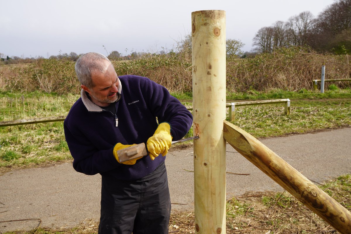 A job well done ... today the @thelandtrust #GreenAngels completed creating a post & wire fence as part of their 'Managing Boundaries in Nature' course in @CountessPark.
This was a @TNLComFund #AwardsforAll Project.

See all the photos: flic.kr/s/aHsmLNyXws