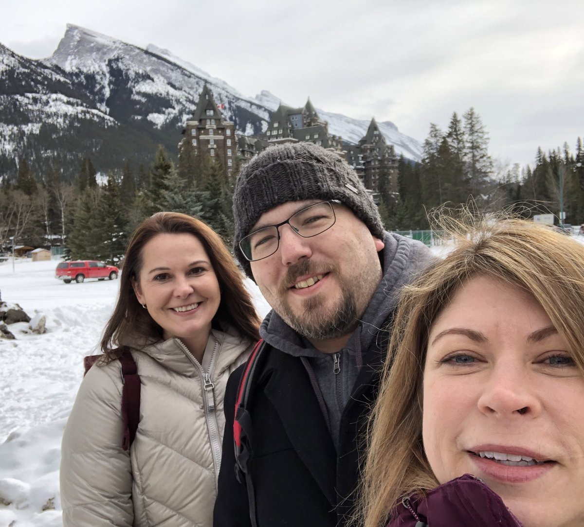 LTK_KrugLab's tweet photo. Last day at #KScellmemory! Lunch with new and old colleagues in ‘downtown’ Banff, followed by being good tourists and picking up some souvenirs. Yes- 🍁 cookies will be in lab on Monday! 😋 https://t.co/NwsJ43rgqX