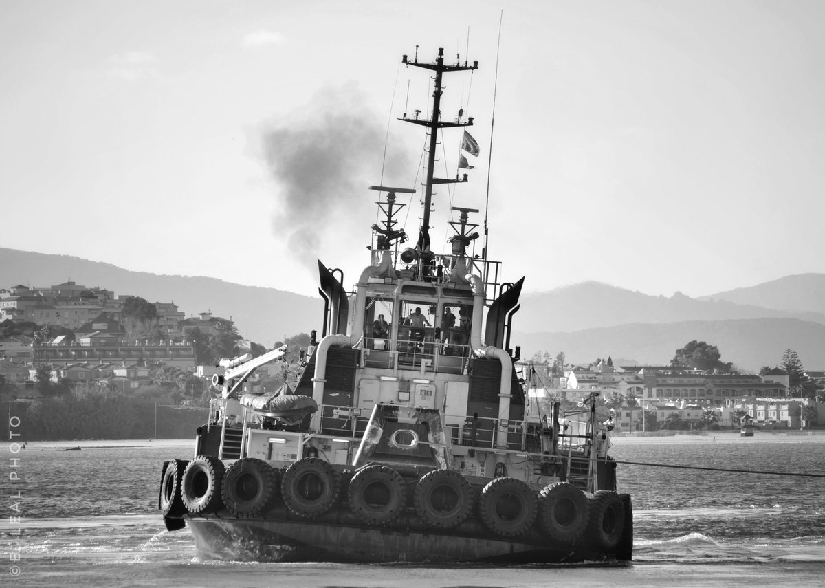 E_leal_photo's tweet photo. El remolcador #VbTron de @boludacm asiste al #MscMina @PuertoAlgeciras #Algeciras #BahiadeAlgeciras #tug #nikonphotography https://t.co/NVae9eK9KD
