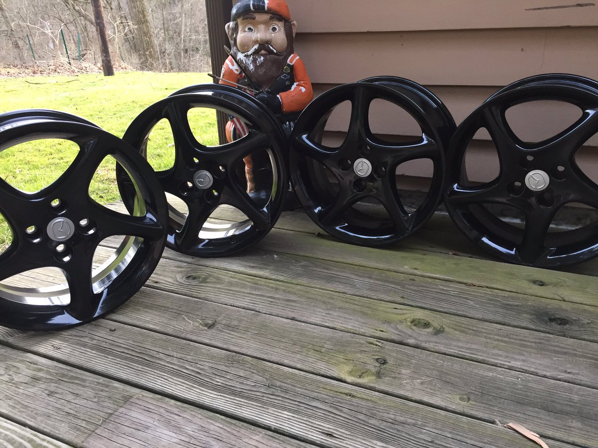 woklikeapenguin's tweet photo. Tony lookin over the freshly powder coated OfferUp wheels ! #thanksAWS #shiny https://t.co/Nl38VLAHDO