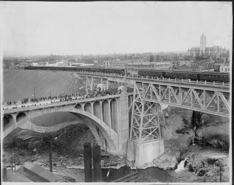 spokanelibrary's tweet photo. Once upon a time, before Kendall Yards, there was a bridge that traveled above the river and the Monroe Street Bridge. Do you know what it was called? #ThrowbackThursday #TBT #SpokaneHistory 📷: NW Room Digital Archive https://t.co/69gT7ZVYYR