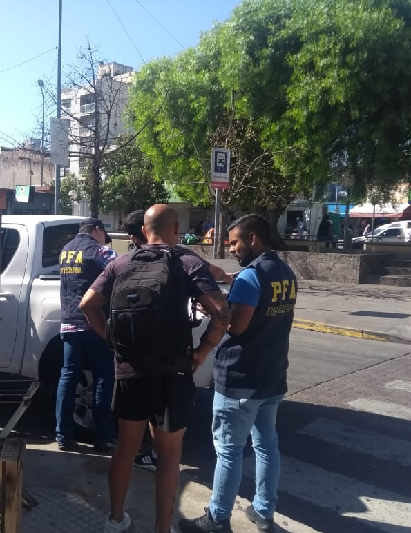 PFAOficial's tweet photo. Tras investigar a un ciudadano peruano con pedido de captura internacional por parte de la República del #Perú, por el delito de violación a una menor de edad, lo detuvimos en la localidad de #Morón #PBA. Ya está a disposición de la ⚖. #PFA #Interpol #LawEnforcement 🇵🇪🤝🇦🇷 https://t.co/S3FM8n0bLY