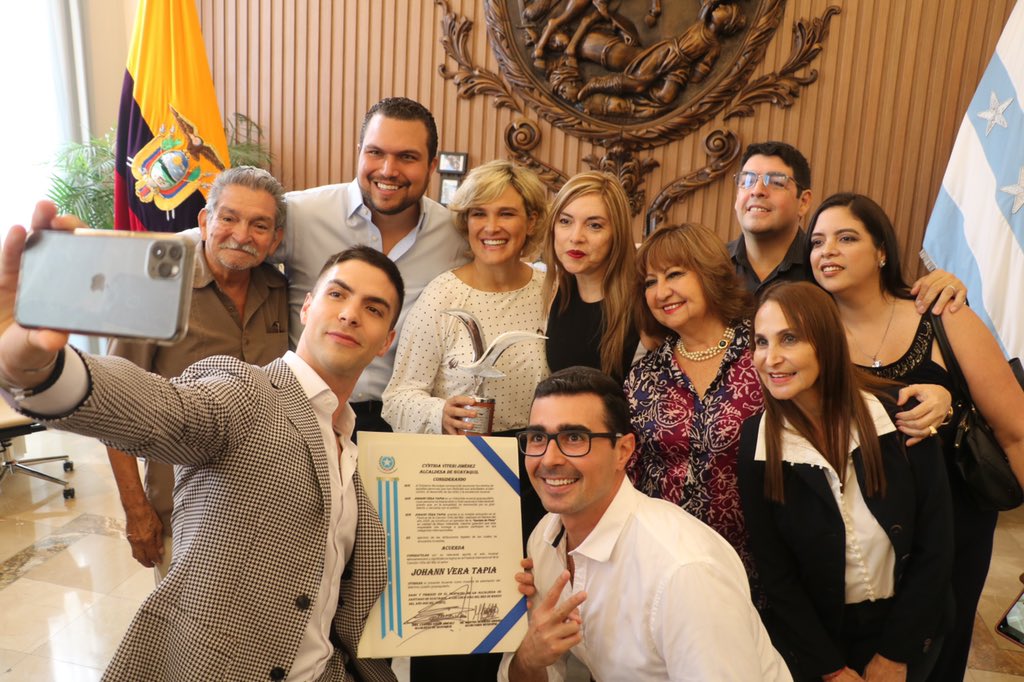 alcaldiagye's tweet photo. La alcaldesa @CynthiaViteri6 entregó un reconocimiento al artista guayaquileño @JohannVera1, por dejar el nombre de la ciudad y del país en alto, obteniendo la "Gaviota de Plata" como Mejor Intérprete del #FestivalInternacionalViñaDelMar. ¡Felicidades Johann! 🏅🎉 https://t.co/0yz9kHNj9v