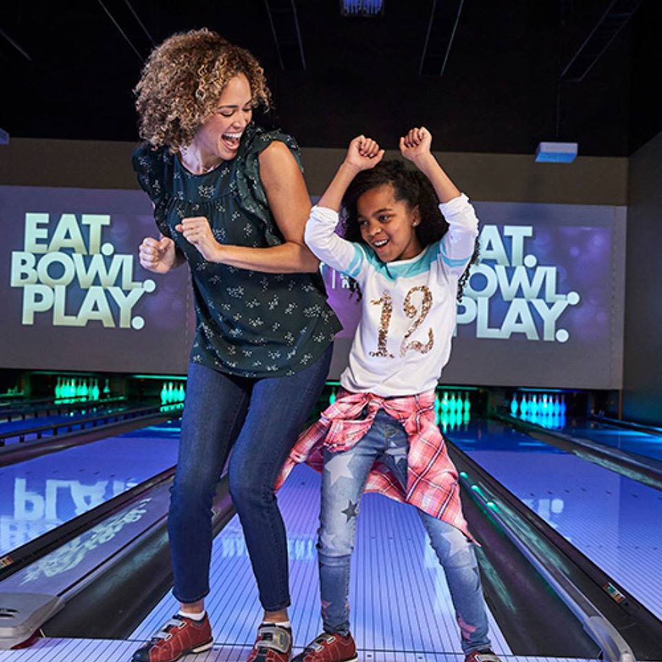EnjoyFL's tweet photo. How do you celebrate when you get a strike in bowling?!
#hipbump #highfive #hug #dance #clap
📍 @MyMainEvent
📸 Main Event {FB}
#eat 🍔 #bowl 🎳 #play 🎮 #REPEAT! 🔁 https://t.co/V49cNxcARW