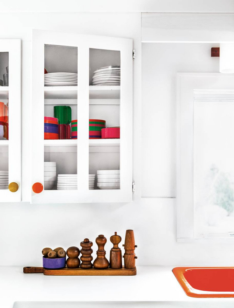 Soundkitbath's tweet photo. If you're not a colored tile or bold color person, you can really work with contrast to get your appliances to pop. If your walls, surfaces, and cabinets are all bright white, colorful dishes and hardware can really shine. There's a reason why white is timeless. 
📸: Laure Joliet https://t.co/DpjozAMdvd