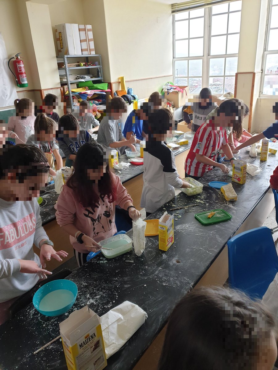 LaSalleInma's tweet image. Pois xa remataron todos de amasar estes pos de cores... O luns, descubrirán que faremos con todo isto #Arts #Inmaxina #SomosLaSalle