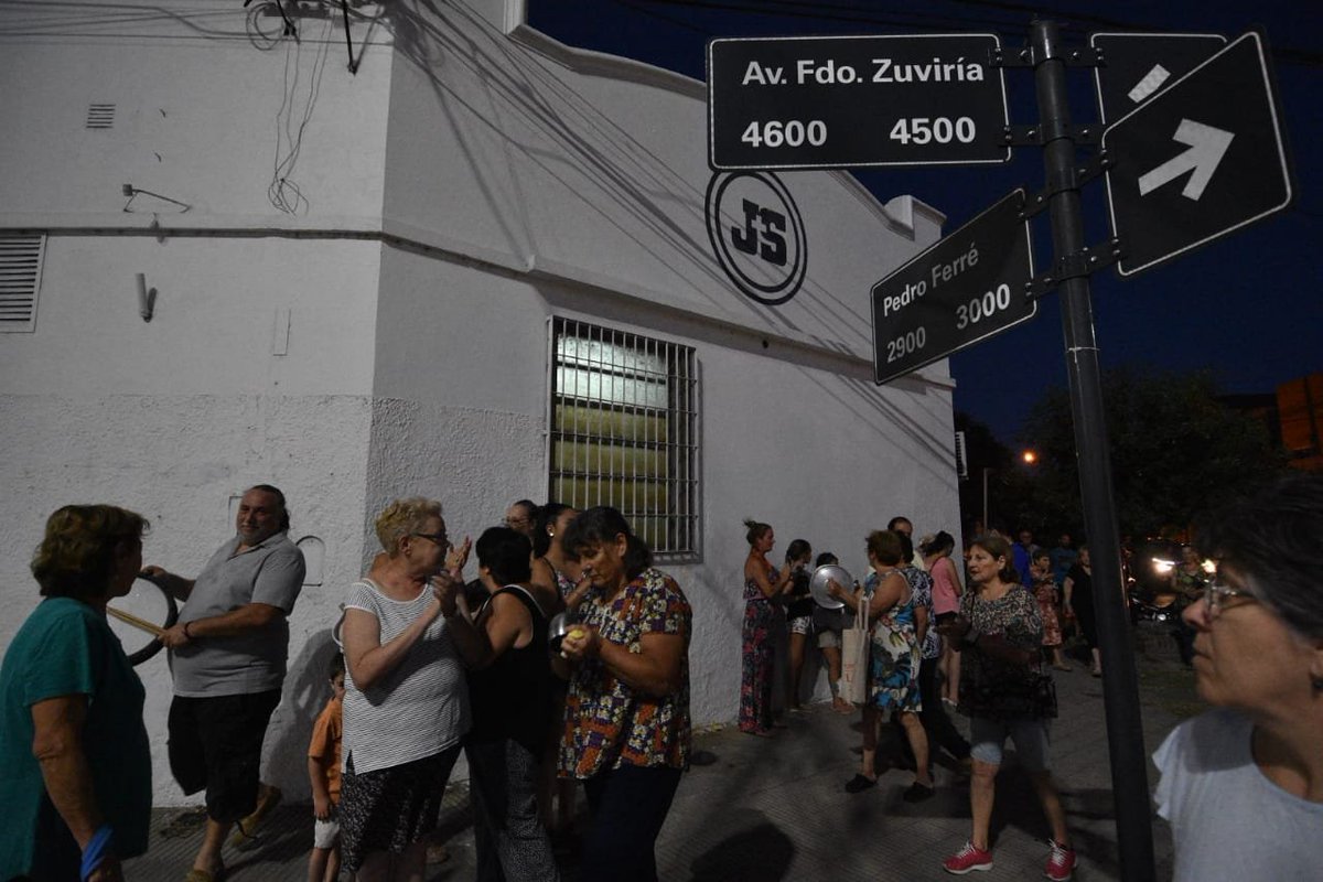 #SantaFeInsegura | EN VIVO - Cacerolazos en distintos puntos de la ciudad facebook.com/ellitoralcom/v…