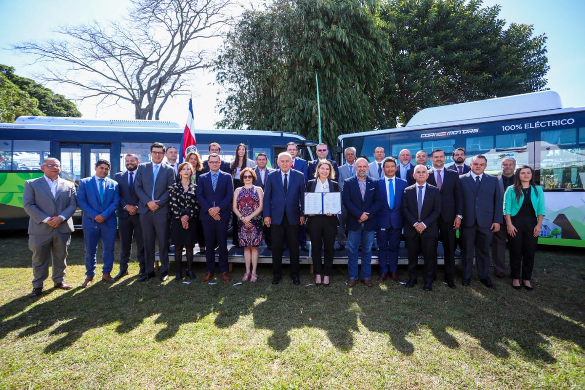 CR amplía piloto de buses eléctricos como parte de modernización del transporte público, son 12 buses que adquirirán un grupo de concesionarios más 3 buses donados por el gobierno alemán.
 
La suma de esfuerzos de la institucionalidad, sector privado y cooperación internacional.
