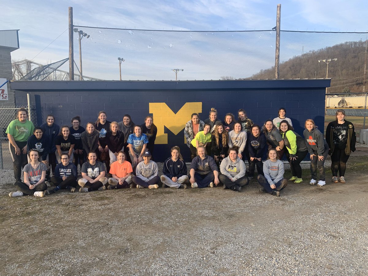 BlueEagleSB's tweet photo. Our school might be small but our softball team is mighty!! 🥎💙 #1stdayoutside #ourlittlearmy https://t.co/FiVRPeZRO0