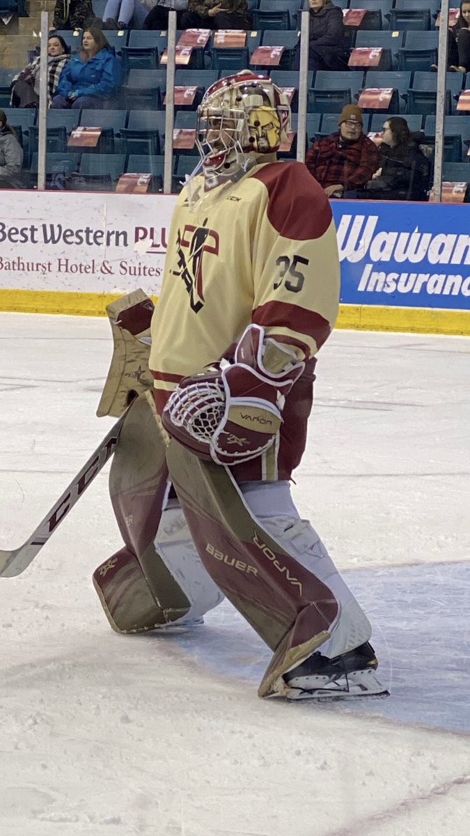 MonctonWildcast's tweet image. As far as retro jersey go, this one isn’t that bad! I feel they didn’t want them to be as yellow as they are, but old school logo is pretty cool tbh always good when CHL teams where retro jerseys 
#Titan #RetroWeekend