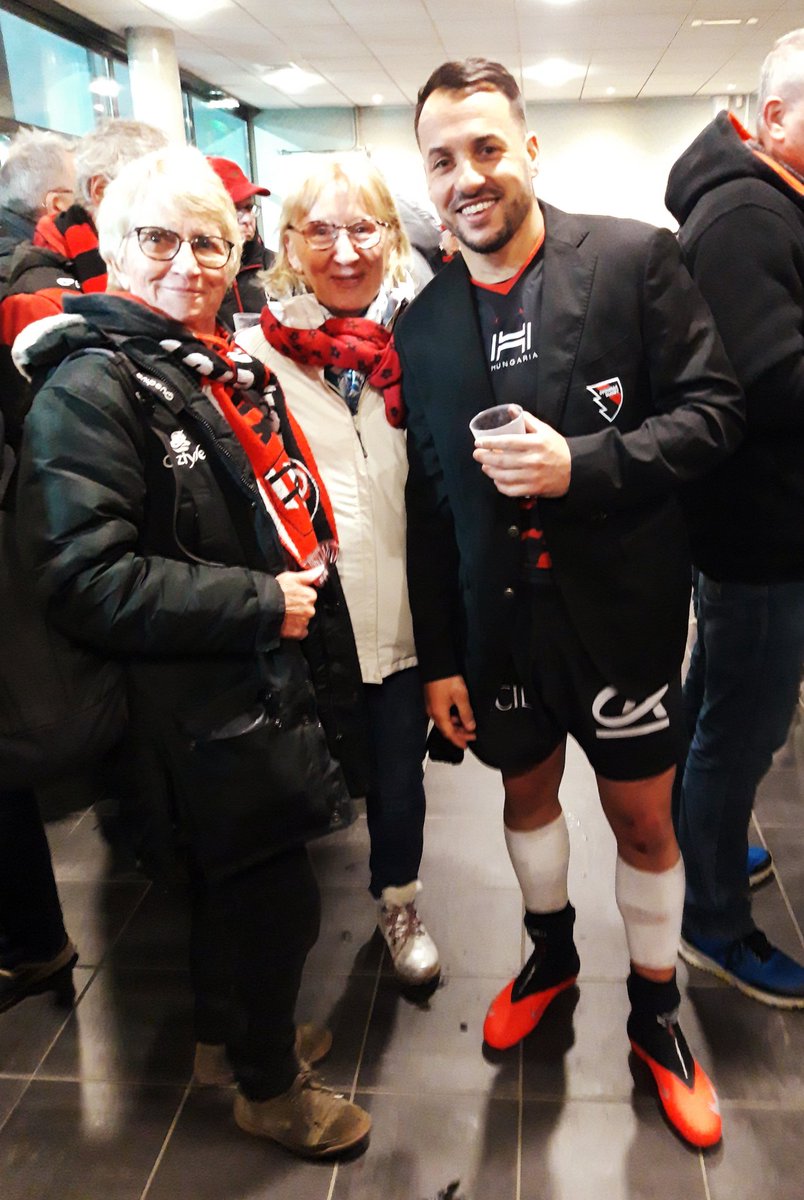 juveyre's tweet photo. #Rugby #ProD2 Les Oyonnaxiens à la mode bayonnaise et girondine ont filé directement à la buvette dès la fin du match pour fêter la victoire contre les Grenoblois.
Ici Julien Audy !
#BrigadeDuStyle https://t.co/qfc0BkDIFh