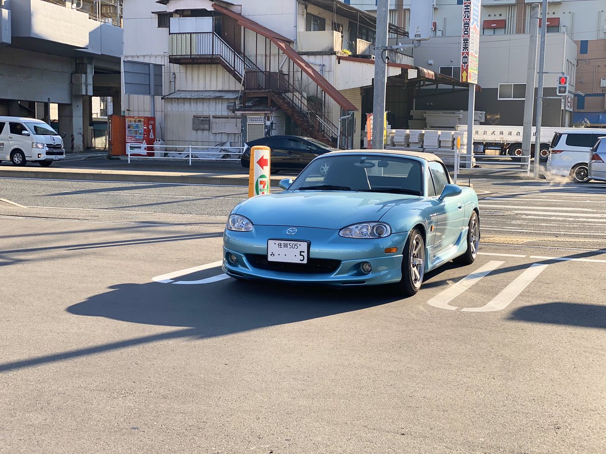 こう 車に詳しくない人にスポーツカー乗っています というと 速いんでしょう と言われるので 速くはないけど楽しくて 素敵な車です と言うようにしています 言葉だけではわからないだろうね このクルマの魅力は ロードスター