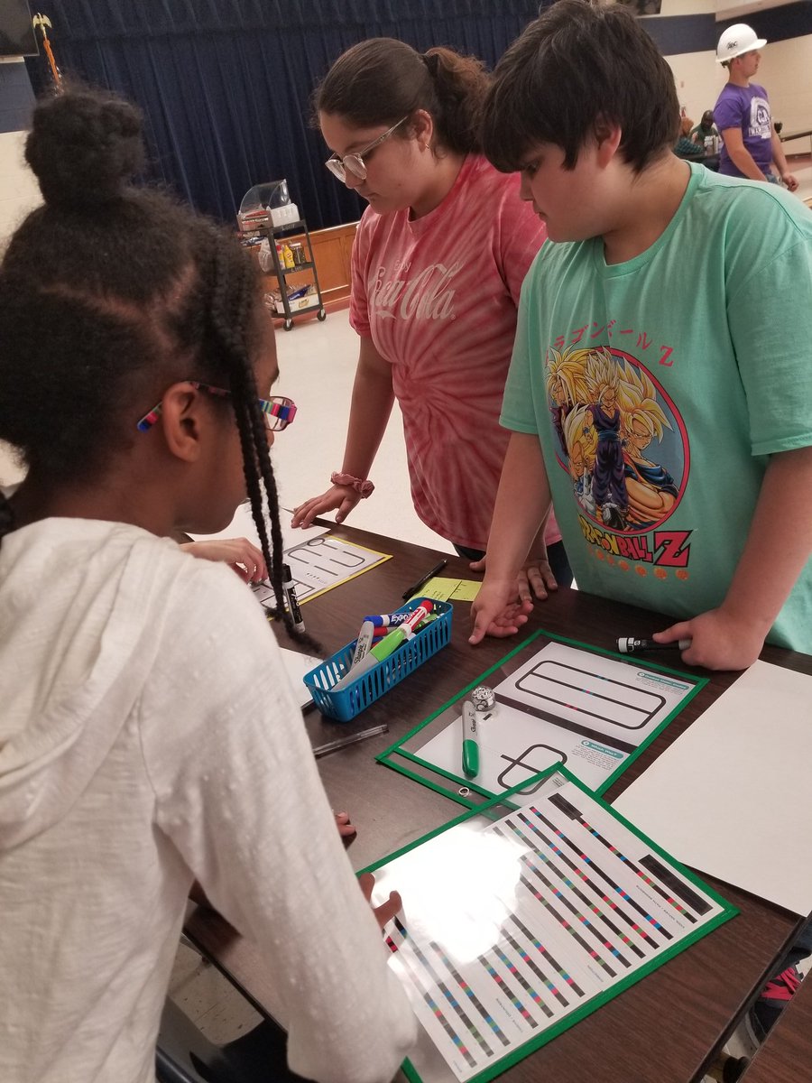 Sra_GCardenas's tweet image. Coding Club kids were explaining how to code  Ozobots and Scratch at STEM Night! @MrsTamiNeal
#JordanMSLegends 
#flyingvees