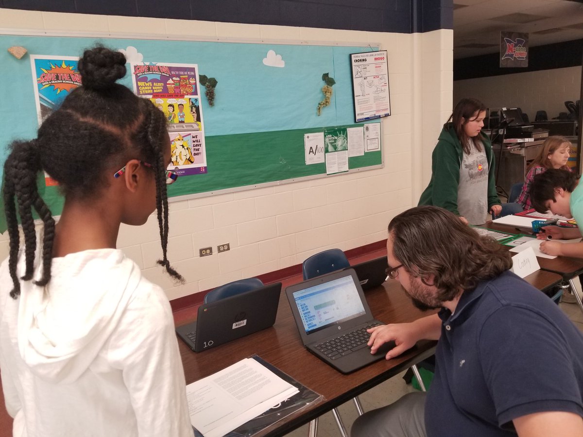 Sra_GCardenas's tweet image. Coding Club kids were explaining how to code  Ozobots and Scratch at STEM Night! @MrsTamiNeal
#JordanMSLegends 
#flyingvees